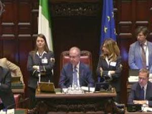 Dibattito interrotto da ingresso Ministra Roccella in Aula, l'applauso alla Camera