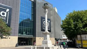 Quindicenni vandalizzano il monumento ai Caduti a Mestre: denunciati