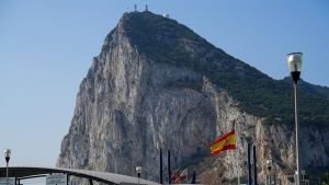 Pedro Sánchez entierra la Verja a los pies del Peñón: 