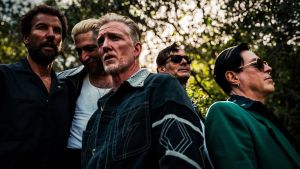 Queens of the Stone Age predstavljaju novu pesmu „Easy Street“