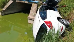 Resta in bilico con l’auto sull’argine del canale: donna miracolata a Caorle