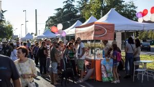 Notte Bianca all'Isolotto: maxi tavolata sotto le stelle e show dei pizzaioli acrobati