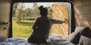Faire les saisons en camion : « devenir adulte » autrement ?