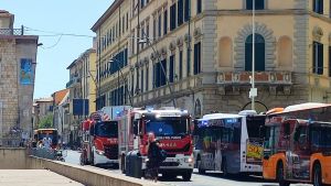 Livorno, crolla un cornicione e colpisce una donna: paura in via Roma