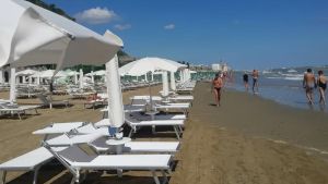 Furti e atti vandalici negli stabilimenti balneari di Sottomonte. Il bagnino Mattia: “E’ la seconda volta, ancora danni”