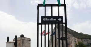 El principio de una nueva era en Gibraltar: el Gobierno celebra la retirada de la Verja y el PP se enroca en la crítica