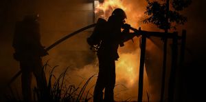 Lutter contre les incendies avec des produits qui aggravent le changement climatique et nuisent à la santé : les pompiers au piège des PFAS