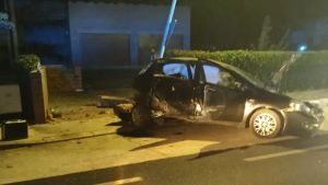 In sette in auto finiscono contro un palo della luce: nessuno è grave