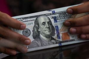 Dollar zakt na afkoelende producentenprijzen; escalatie in Midden-Oosten in focus