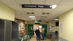 Non può ritirare la cartella clinica e sfascia l’ufficio accoglienza del San Gerardo