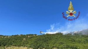 L'Umbria divorata dalle fiamme: rinforzi da Toscana e Marche per domare i roghi