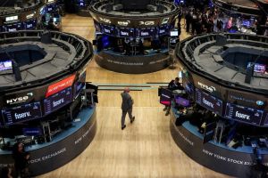 Wall St tikt hoger met focus op cijfers; chipaandelen leveren in