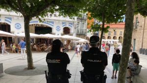 Susto en Avilés: un hombre con un objeto punzante amenaza a una mujer y a sus dos hijos