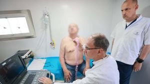 Macut i Lončar „ne znaju šta rade“: Premijer i ministar pregledali građane u mobilnoj ambulanti u Velikom selu
