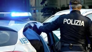 Minaccia una donna col taglierino e sale sul tetto: sedato e portato a Careggi