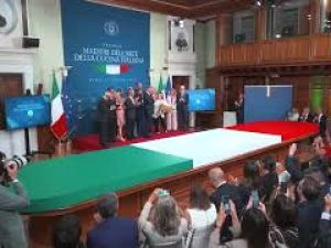 Lollobrigida dona alla premier un enorme mazzo di rose a premiazione Maestri della cucina