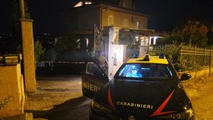 Uccide la ex moglie e chiama i carabinieri: “L’ho ammazzata”, femminicidio nel Riminese