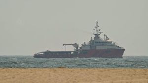Iran-Usa verso l’escalation, Trump annuncia attacchi devastanti. A Teheran un murale lo mostra morto
