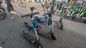 Troppi monopattini senza targa, il Comune revoca l’autorizzazione a Bird