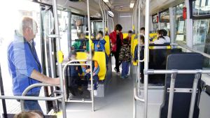 Lecco, autista di bus minacciato dal branco: costretto a rifugiarsi dietro la paratia di protezione