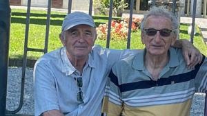 La storia di Ezio e Nino, “fratelli” di Cogliate separati dal destino per 64 anni. Un manifesto funebre e il nuovo abbraccio