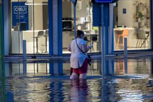 Allagamenti a Ferrara e i residenti spalano: 30 centimetri d’acqua a Cucina Bacilieri