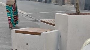 I nuovi arredi senza pace. Manovra sbagliata in Corso Garibaldi. Colpita e danneggiata una panchina