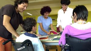 Assistenza disabili a scuola, genitori in rivolta