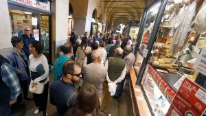 Blackout di nove ore sotto il Salone: carne e pesce finiscono nella spazzatura