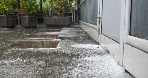 VIDEO Gorski kotar i Liku pogodilo nevrijeme, tuča zabijelila ceste usred ljeta: 'Potop, plivamo'