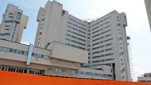 Aggressione in cantiere a Ponziana: operai edili accoltellati appena scesi dalle funi di sicurezza