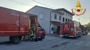 Bar in fiamme a Sesto al Reghena, due anziani si rifugiano sulla tettoia e vengono salvati con le scale