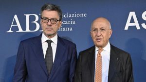 Abi, un piano per gli investimenti. Giorgetti: lo Stato via dalle banche