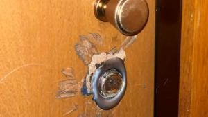 Fili di colla per capire se i proprietari ci sono e acido nelle serrature: la banda dei weekend colpisce a Udine