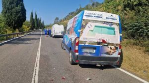 Tamponamento tra due furgoni lungo la strada del Vallone: nessun ferito
