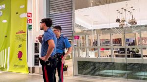 Rapina in una gioielleria dentro Merlata Bloom. In quattro agiscono armati e camuffati con parrucche