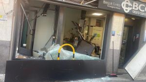 Samarate, assalto esplosivo al bancomat della Bcc: banditi in fuga dopo la deflagrazione