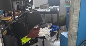 Con un piede di porco entra nell’autofficina fa razzia negli uffici e poi fugge su un furgone