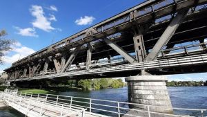 Ponte di Sesto Calende chiuso per una settimana-Battello gratuito contro il caos, ma non basterà