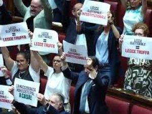 Legge elettorale, bagarre in Aula prima del voto. I cartelli delle opposizioni: 