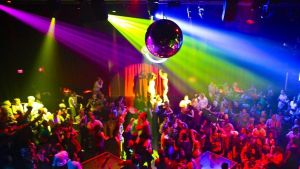Lite per gelosia in discoteca a Bologna, volano schiaffi e bicchieri in pista: condannata influencer riminese