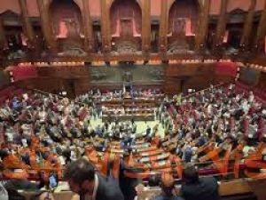 Applausi e selfie dopo il voto sulla legge elettorale tra i banchi del Centrodestra alla Camera