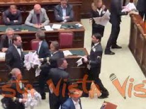 Magi espone enorme scheda elettorale con scritto 'Il tuo voto non conta' alla Camera