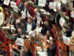 Bagarre in Aula prima del voto su legge elettorale, i cartelli delle opposizioni 