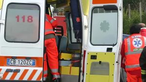 Urta i cartelli del cantiere e finisce contro il furgone degli operai: morto motociclista di 24 anni
