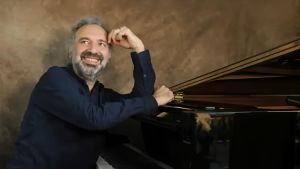 Siena, Stefano Bollani in piazza del Campo per il Concerto per l'Italia
