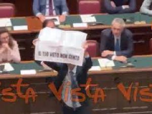 Protesta opposizione con cartelli in Aula, Commessi Camera costretti a ritirarli in più volte