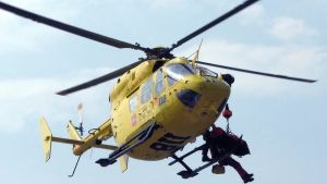 Sospesa nel vuoto dopo un volo di 15 metri sul Becco di Mezzodì: recuperata dall'elisoccorso