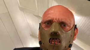 Caos a Civitanova per Vannacci, il sindaco Paolorossi si maschera da Hannibal e smentisce l’aggressione: “Ma quel giornalista era petulante”