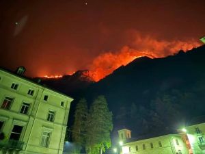 De gros incendies en Aragon, celui de Laruns officiellement circonscrit, des résidus de cendres déposés cette nuit à plusieurs kilomètres alentour, jusqu’à Pau